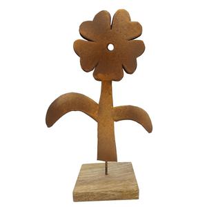 Pièce maîtresse décorative de fleurs en métal rouillé et en bois de couleur marron glamour avec base carrée en bois - Product Image 1