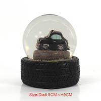Boule à neige en forme de voiture souvenir, en résine personnalisée, base de pneu noire de 65mm