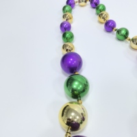 Colliers de mode en gros, colliers de perles violettes, dorées et vertes, décorations de fête de carnaval, perles à lancer pour défilés