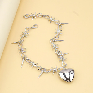 Collar con Colgante de Corazón de Plata Tibetana, Diseño de Alambre de Púas, Joyería Gótica y Vanguardista - Product Image 4