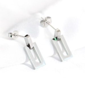 Pendientes de acero inoxidable con forma rectangular hueca, diseño geométrico en color dorado para mujer - Product Image 5