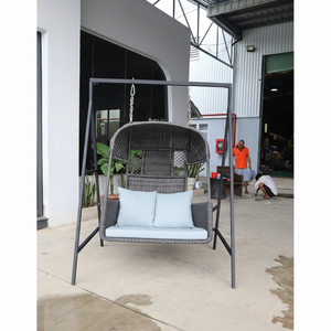 Silla columpio moderna de mimbre polivinílico para parejas, diseño redondo con funda resistente al agua de cojín de mimbre, estilo moderno, para uso en pareja - Product Image 1