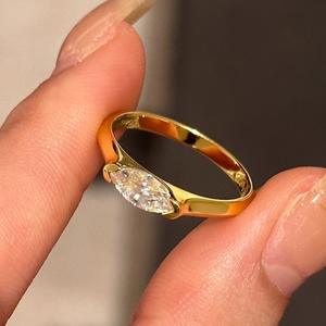 Anillo de Oro de 18K y Plata de Ley S925 con Diamante Ojo de Caballo de 94 Puntos, Estilo Minimalista, Arco, Alta Gama, Lujo Ligero - Product Image 1