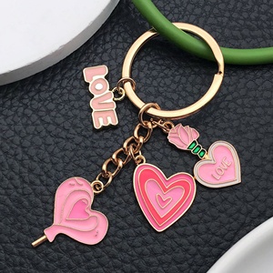 Llavero de Metal con Forma de Corazón y Flor Rosa, Accesorio Creativo y Lindo para Bolsos, Decoración para Colgar en el Bolso - Product Image 3