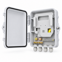 Boîtier de distribution de fibres optiques avec couvercle articulé, pratique pour les opérations de maintenance sur site rapides