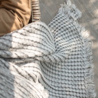 Plaid de lit et de canapé personnalisé en viscose de bambou (65%) et coton (35%), style gaufré, écologique, avec bordure à pompons