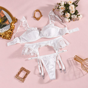 Ensemble de lingerie sexy en satin blanc 3 pièces avec soutien-gorge à armatures en dentelle à volants, <span class=keywords><strong>porte</strong></span>-jarretelles, <span class=keywords><strong>taille</strong></span> découpée et string, vente en gros sous marque privée - Product Image 6