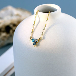 Collier en CZ bleu dégradé pour femmes, chaîne plaquée or minimaliste, bijoux élégants et tendance pour un usage quotidien - Product Image 1