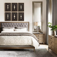 Lit élégant en chêne patiné de style provincial français avec tête de lit capitonnée en losanges et pieds en forme de boule pour chambre à coucher, personnalisable OEM