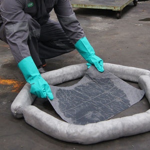 Alfombrillas absorbentes universales SABER de grado industrial, 160 unidades, color gris, para limpieza segura en mantenimiento rutinario y respuesta a derrames mixtos. - Product Image 3