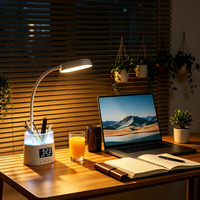 Lámpara de Escritorio con Portalápices, Blanca, Regulable, con Reloj, Carga USB y Luz Ambiental RGB para Venta al por Menor, OEM, ODM