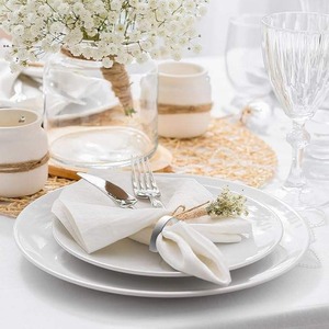 Anillo de servilleta de metal hecho a mano de la mejor calidad para decoración de mesas en hoteles, restaurantes, bodas y fiestas, disponible para la venta. - Product Image 1