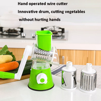 Multifunctionele plastic keukenhulpjes fruit- en groentesnijder, -schaaf en -snijder, modern minimalistisch design.