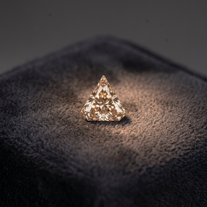 Diamante Cultivado en Laboratorio de 0.80-0.89 Quilates, Corte Triangular, Color D, Claridad VS, Pulido, Certificado IGI, Excelente, 10 Mohs - Product Image 3