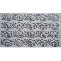 Motif thermocollant spectaculaire en strass roses grandes et imposantes, bordure florale rose majestueuse festonnée pour robe caftan de Dubaï