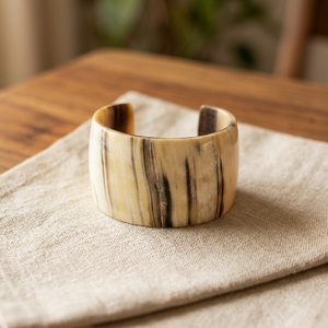 Bracelet manchette classique en corne de buffle avec pierres précieuses uniques et motif rayé élégant pour unisexe - Product Image 3