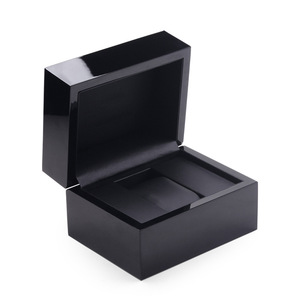 Caja de Reloj de Madera de Lujo con Logotipo Personalizado, Acabado en Laca Negra Elegante, Caja de Reloj de Madera de Alta Gama para Joyería - Product Image 2