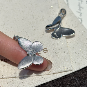 Pendentif papillon en argent pur S925 brossé avec un design de niche vintage, simple, micro-incrusté, pendentif de niche français - Product Image 2