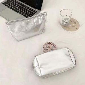 Bolsa de Aseo de Viaje Impermeable Grande de Cuero PU para Mujeres y Niñas, Bolso de Mano Plateado Impermeable, Bolsa de Maquillaje Plateada de PU - Product Image 2