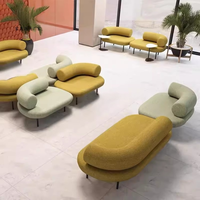 Canapé modulaire en bouclette, canapé lounge à profil bas avec dossier à traverses, assise incurvée et arrondie pour hall d'hôtel, salle d'attente, salon