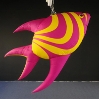 Publicité promotionnelle : Modèles gonflables de poissons tropicaux, avec une ambiance océanique et des accessoires décoratifs spécifiques au thème.