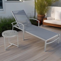 Chaise longue de piscine et de plage en aluminium blanc et noir avec tissu Teslin, style hôtelier et de loisirs