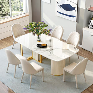 Table à manger contemporaine avec plateau en faux marbre blanc et base unique dorée et crème pour la vente en gros de meubles de salle à manger moderne. - Product Image 6