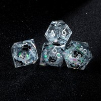 Ensemble de dés en résine polyédrique personnalisé de 7 pièces avec des chiffres argentés DND, noyau liquide bleu transparent pour les jeux de table