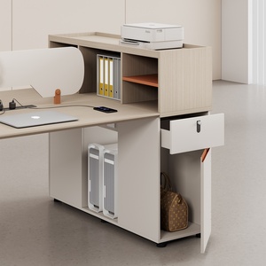 Escritorio y Silla de Oficina Modernos y Elegantes de PVC, Estación de Trabajo Combinada Multipersonal con Alimentación Eléctrica - Product Image 4