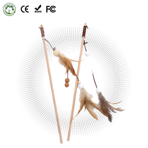 Giocattolo Interattivo per Gatti Certificato CE, Bacchetta in Legno con Piume Morbide, Forma Divertente, Gioco Naturale e Alla Moda per Gatti - Product Image 1