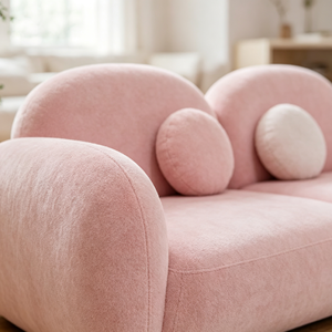 Canapé trois places moderne en tissu bouclé rose avec accoudoirs incurvés, dossier capitonné et pieds en bois - Meuble polyvalent pour salon - Product Image 2