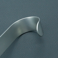 Écarteur chirurgical à double tête et quatre branches pour chirurgie mammaire / Écarteur à pointe arrondie de type râteau pour chirurgie esthétique 18cm