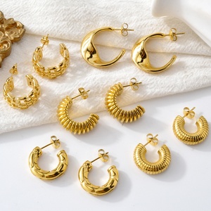 Boucles d'oreilles CC pour femmes, en acier inoxydable plaqué or 18 carats, anti-ternissement, imperméables - Product Image 1