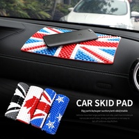 Usine Logo personnalisé PVC grande particule anti-dérapant tableau de bord téléphone Pad variété de drapeau Logo intérieur Kits support de téléphone antidérapant