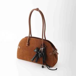 พวงกุญแจสไตล์โกธิคสุดเท่ห์ พร้อมจี้รูปโบว์สีดำ 3 มิติ ขนฟู ร้อยเชือกแบบปม ลูกเต๋า และตัวล็อคแบบหัวใจ - Product Image 2