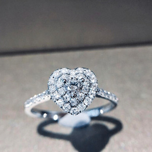 Bague de fiançailles pour femme en or blanc naturel avec diamant taille cœur F1573, diamant central couleur G et pierres latérales - Product Image 1