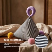 Großhandel Dreieckiges Plüschkissen mit Griff und Pompon-Ball, Individuelle Farbe, Moderne Wohndekoration, Zierkissen, Sofadekoration, Geschenk