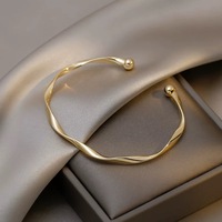 Bracelet ouvert torsadé à surface lisse pour femme, design minimaliste et original, bijou polyvalent et unique