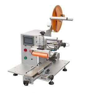 Petite machine d'étiquetage automatique de table pour surfaces planes, idéale pour les couvercles plats de bocaux en verre et la mise en étiquette des surfaces planes. - Product Image 2