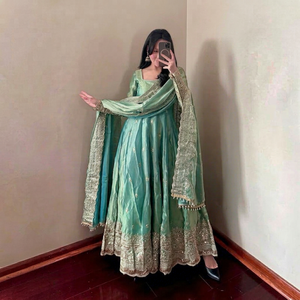 Ensemble Anarkali en soie verte avec dupatta, tenue traditionnelle indienne et pakistanaise pour femme, longueur ras du sol, pour mariage, extensible et coupe ample - Product Image 1