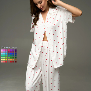 Conjunto <span class=keywords><strong>de</strong></span> Pijamas <span class=keywords><strong>de</strong></span> Seda y Satén para Mujer, Personalizado al por Mayor, Manga Corta, Pantalones Largos, Estampado <span class=keywords><strong>de</strong></span> Corazones, con Botones, Ropa <span class=keywords><strong>de</strong></span> Dormir, OEM, ODM - Product Image 1