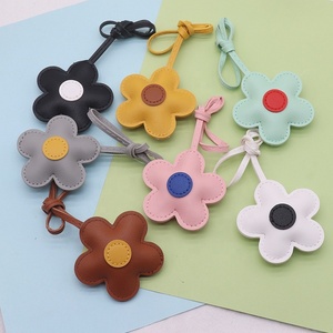 Llavero de coche con colgante de girasol de cuero PU, llavero de flor de cinco pétalos de dibujos animados, colgante de moda en contraste para bolso, accesorio para coche - Product Image 1