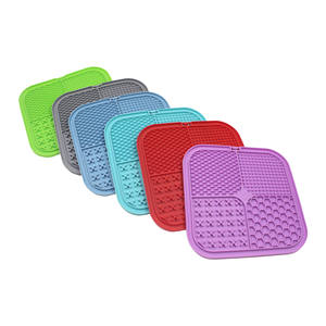 Tapis de léchage pour animaux de compagnie en silicone, bol d'alimentation lente antidérapant, qualité alimentaire, facile à nettoyer, pour chien, forme carrée rouge, usage intérieur - Product Image 2