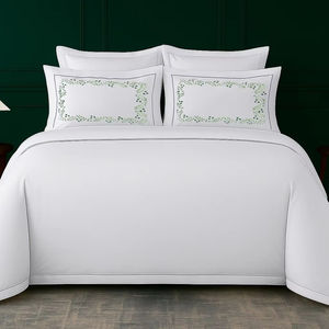 Housse de coussin Emerald Rose Garden, motif de roses vertes de luxe, tissu en polyester de qualité supérieure, toucher doux, durable - Product Image 1