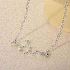 Collier pendentif personnalisé <span class=keywords><strong>en</strong></span> alliage de <span class=keywords><strong>zinc</strong></span> électroplaqué pour femme, style europé<span class=keywords><strong>en</strong></span> et américain, avec chaîne effet vague, tendance - Product Image 4