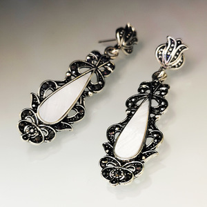 Orecchini a perno vintage a forma di fiore intagliato con design a conchiglia, accessori moda da donna - Product Image 3