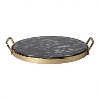 Schwarzes Luxus-Eisen-Dekotablett mit Marmorplatte, vergoldetem Rahmen und Griffen, minimalistisches modernes Design für die Heimdekoration.