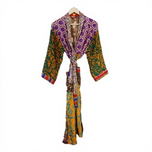 Chemise de nuit indienne vintage en patchwork floral recyclé, respirante, séchage rapide, confortable, en soie japonaise, col en V, manches longues - Product Image 1