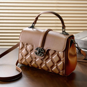 กระเป๋าสะพายหนังสไตล์ใหม่สำหรับสุภาพสตรี กระเป๋าสะพายข้างผู้หญิงลายนูนหรูหรา กระเป๋าถือคุณแม่ความจุขนาดใหญ่ระดับพรีเมียม - Product Image 5