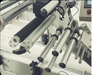 Ligne d'assemblage verticale entièrement automatique pour l'étiquetage de boîtes en carton avec des autocollants plats - Product Image 6